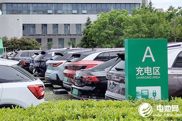 找樁距離不大于500米 北京印發(fā)居住區(qū)新能源車充電試點方案