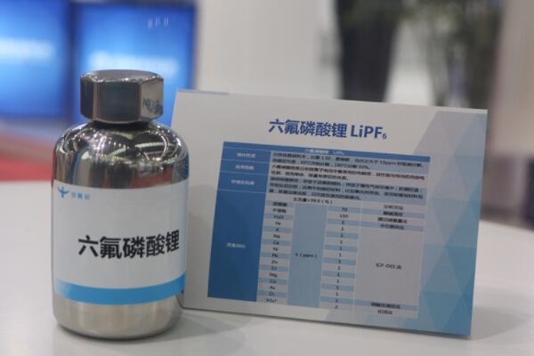【電解液周報(bào)】2022年國(guó)內(nèi)電解液溶劑市場(chǎng)規(guī)模已超100億元！多家企業(yè)擴(kuò)產(chǎn)電解液材料