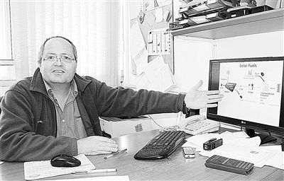阿夫納·羅斯柴爾德教授在接受采訪。 本報記者 馮志文攝