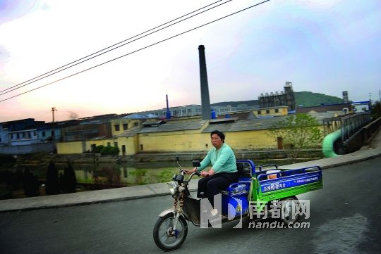 如今韋東英在路上仍會(huì)留意是否有工廠偷排污，但已不寫日記了，“寫有什么用？” 南都記者 孫俊彬 攝