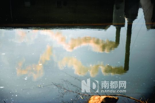 2013年4月15日，南陽(yáng)化工園江城橋附近，衛(wèi)浴廠的兩根煙囪正在冒煙。 南都記者 孫俊彬 攝