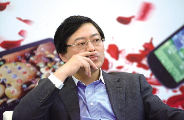 楊元慶在電話連線中用“雙重打擊”來形容聯(lián)想當下所遇到的挑戰(zhàn)