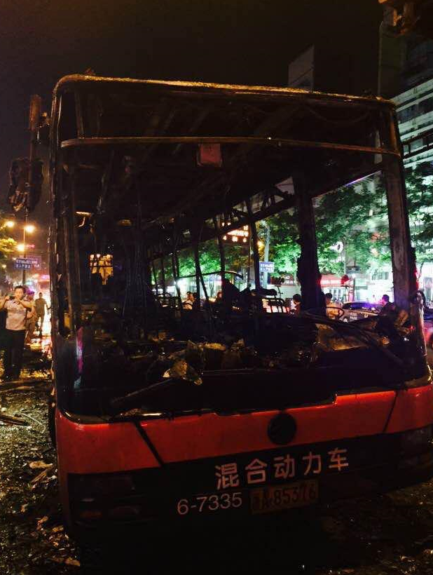 杭州鬧市區一輛混合動力公交車起火 致9人受傷