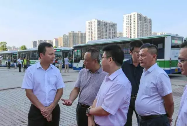 李耿堅(jiān)副市長聽取營銷一部副總經(jīng)理杜榮生介紹銀隆鈦電池的優(yōu)勢