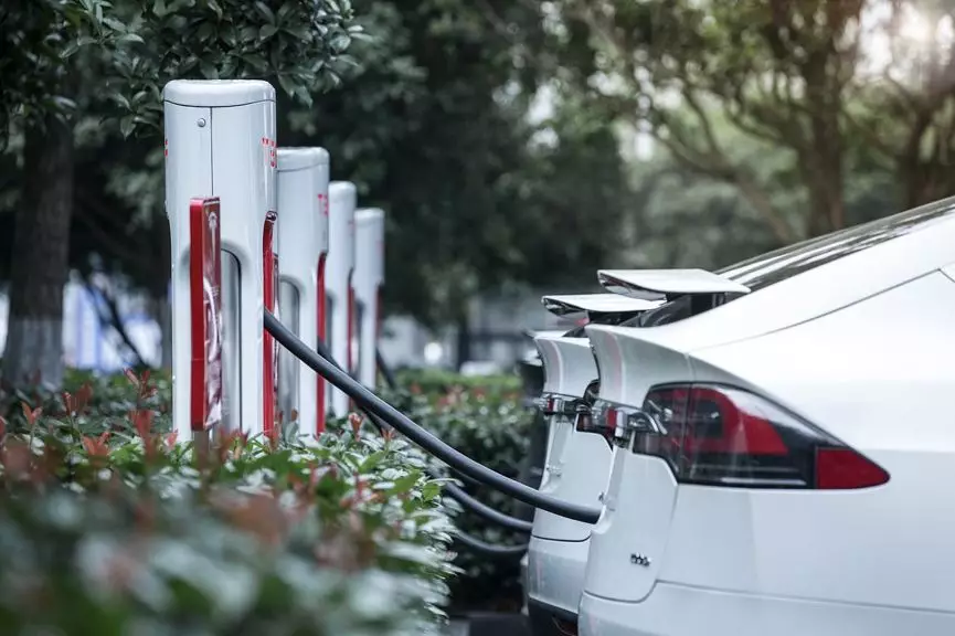 對(duì)標(biāo)電動(dòng)車起火：企業(yè)處理方式為何大相徑庭？