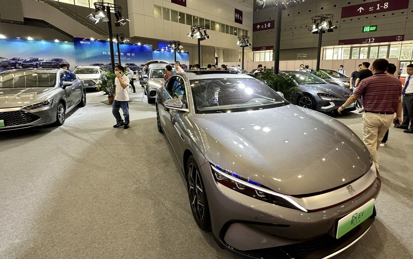 2022年全球電動汽車規模突破1100萬輛 中國市場前三名：比亞迪、上汽和特斯拉