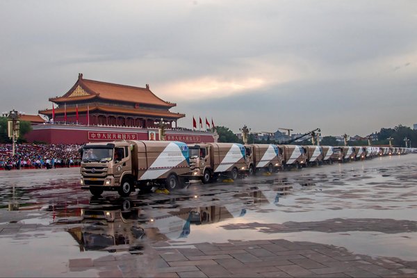當(dāng)先鋒，打頭陣！比亞迪純電動環(huán)衛(wèi)車護(hù)航九三閱兵
