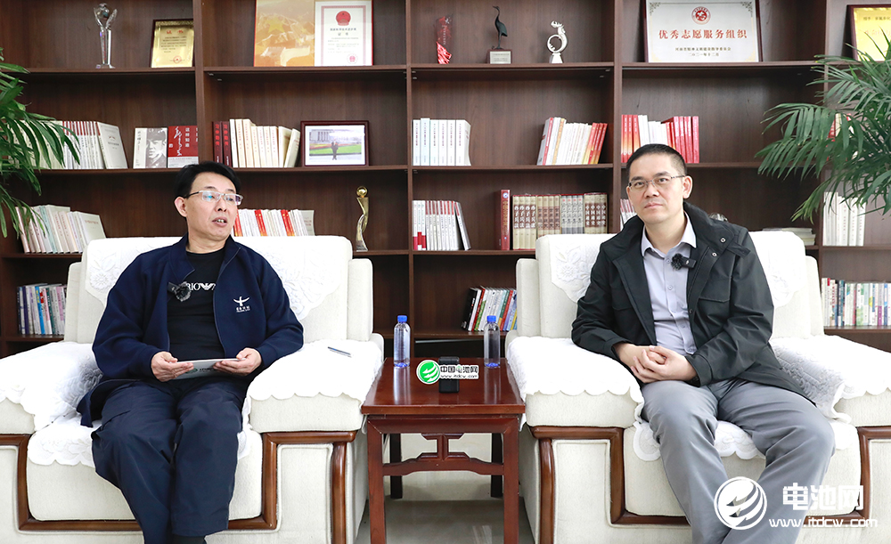 中關村新型電池技術創新聯盟理事長/中國電池網、海融網創始人于清教（左）對話多氟多（002407）總經理李云峰（右） 攝影│常青