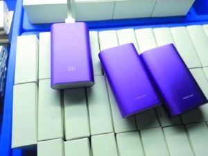 黑工廠月銷假小米移動(dòng)電源10萬臺(tái) 負(fù)責(zé)人被警方帶走