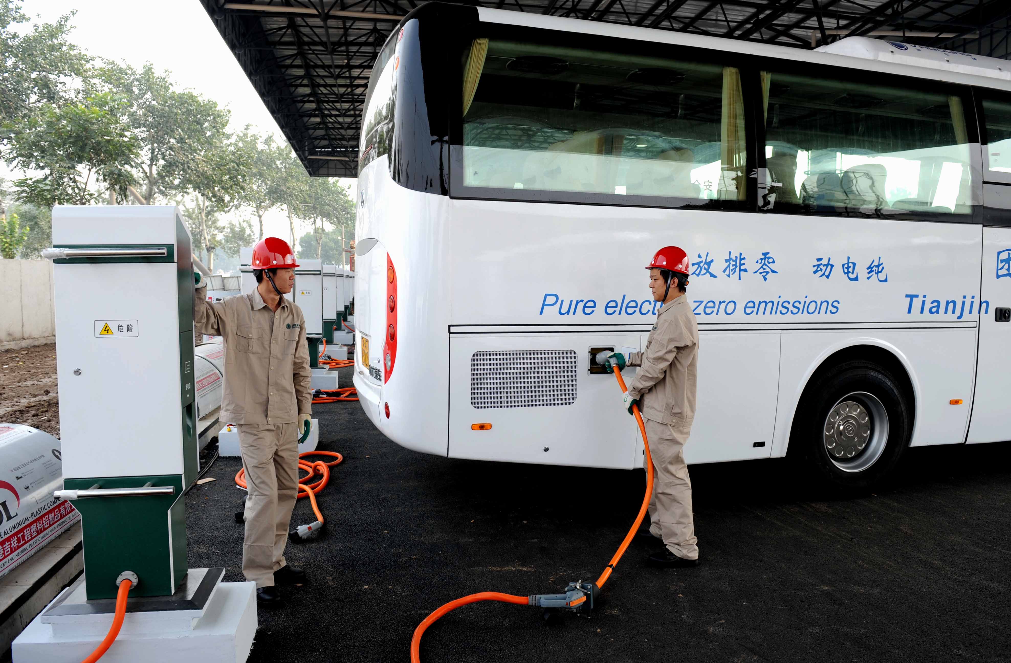 廖楊婧：電動汽車充電方式應該多樣化（圖）