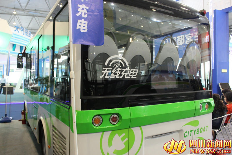 蜀都客車發(fā)布全球首臺無線充電社區(qū)巴士 可在線補電