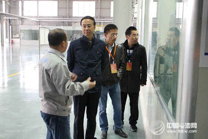 中國科學院萬立駿院士攜研究團隊郭玉國、曹安民及嚴會娟等研究員一行蒞臨成都興能新材料有限公司進行調研指導，并作學術報告和技術交流。