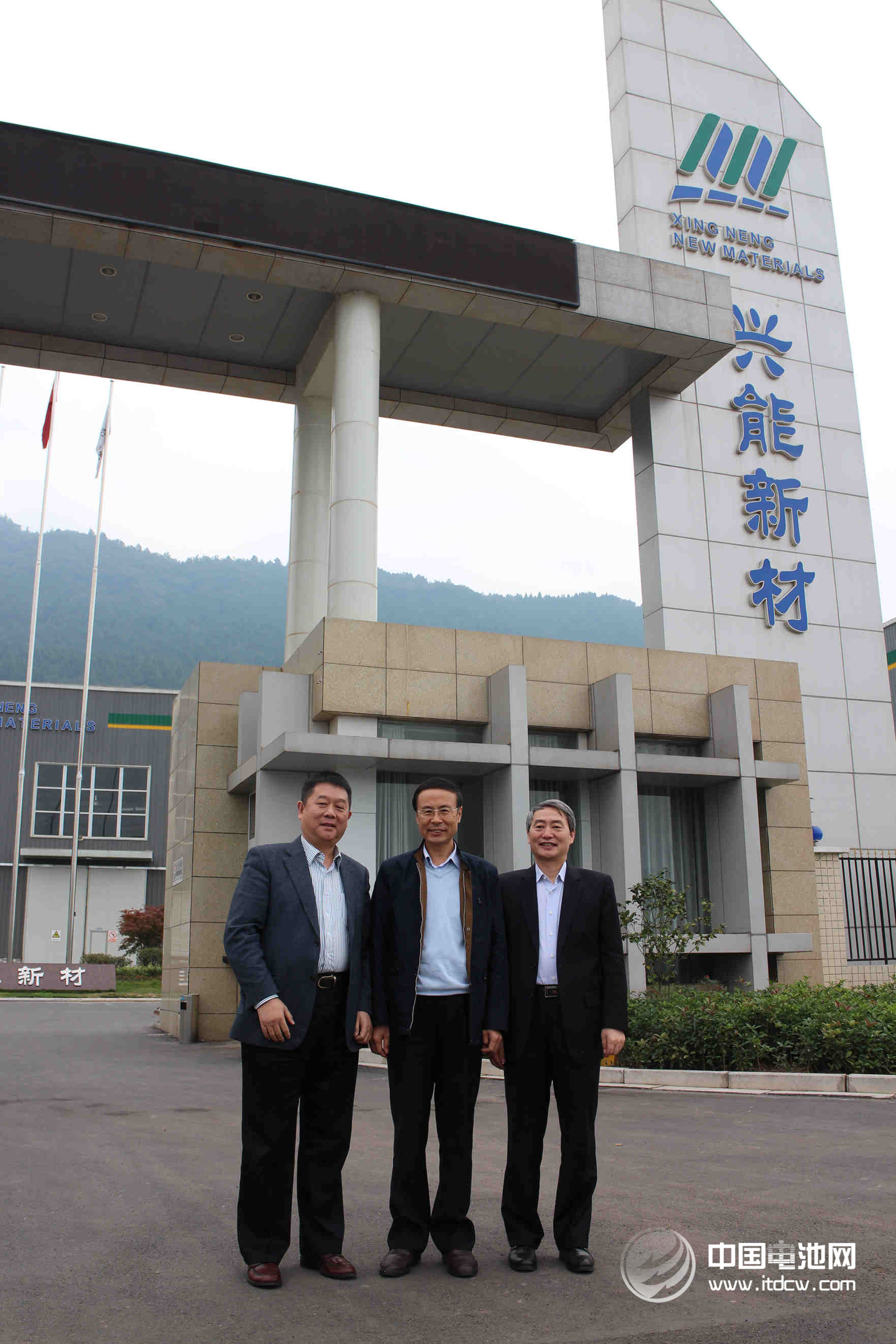 中國科學院萬立駿院士攜研究團隊郭玉國、曹安民及嚴會娟等研究員一行蒞臨成都興能新材料有限公司進行調研指導，并作學術報告和技術交流。