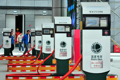 技術(shù)與服務兩條腿走路 建好充電樁助電動車“彎道超車”