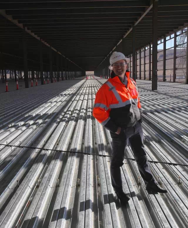 馬斯克近日去了一趟“超級電池工廠”  特斯拉又要帥呆了？