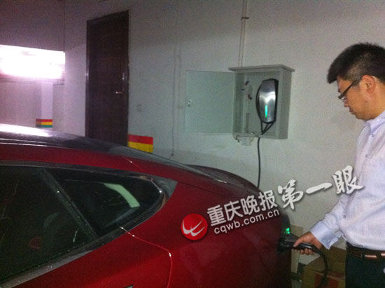▲陳先生在車庫安裝了充電樁，特斯拉充一次電需要10個小時
