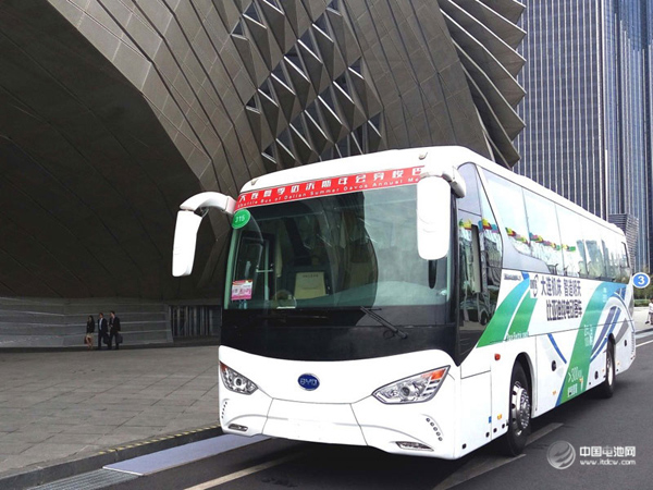 與達(dá)沃斯同行  比亞迪C9純電動客車展中國制造雄姿