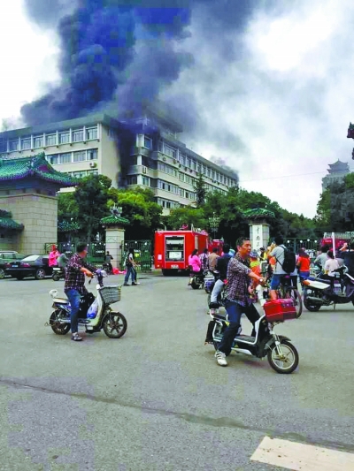 中南民族大學(xué)擬報廢電池起火  未造成人員傷亡