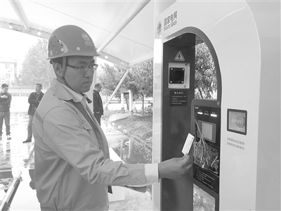 國(guó)網(wǎng)廊坊供電公司工作人員正在為電動(dòng)汽車充電。記者張琳 攝