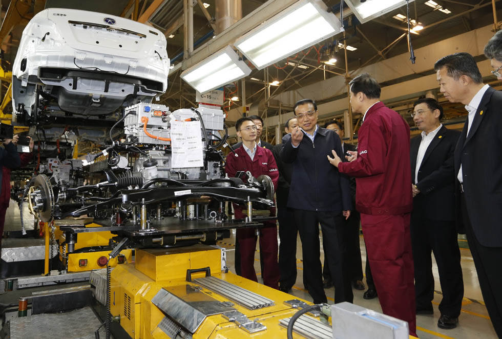 李克強考察江淮汽車集團  體驗新能源汽車
