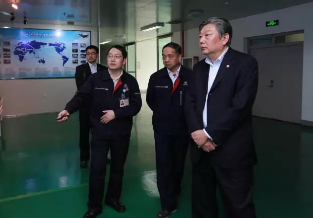 中航工業(yè)集團公司董事長、黨組書記林左鳴視察中航鋰電
