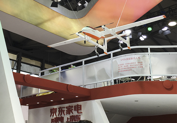 第二屆亞洲消費電子展(CES Asia)上，京東曝光了正在研發(fā)中的兩款用來送貨的無人機。 澎湃新聞記者 楊鑫倢 圖