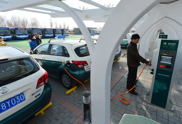 充電樁成電動(dòng)車“攔路虎”：物業(yè)不歡迎 布局不靠譜