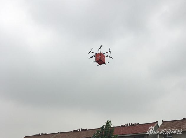 京東用無(wú)人機(jī)送出首個(gè)訂單 無(wú)人機(jī)送貨真成現(xiàn)實(shí)啦？