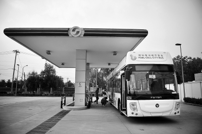 氫燃料電池客車(chē)在永豐站加氫