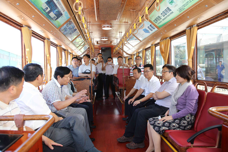 鐺鐺車上，魏董事長與馮飛副部長作親切交談