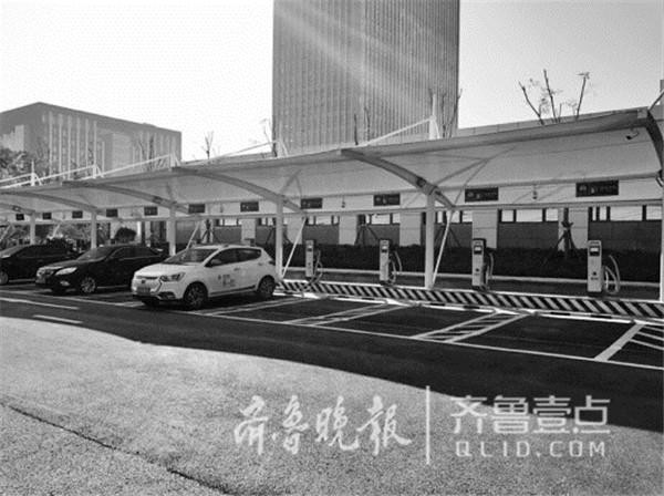 濟南龍奧大廈電動車分時租賃點，已租出不少車