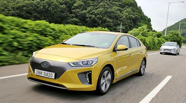 現代汽車2016年推出新款電動車Ioniq,該車型分混動版、插電混動版以及純電動版三種不同版本,今年1-10月國內市場共售出1480臺 現代汽車2016年推出新款電動車Ioniq,該車型分混動版、插電混動版以及純電動版三種不同版本,今年1-10月國內市場共售出1480臺