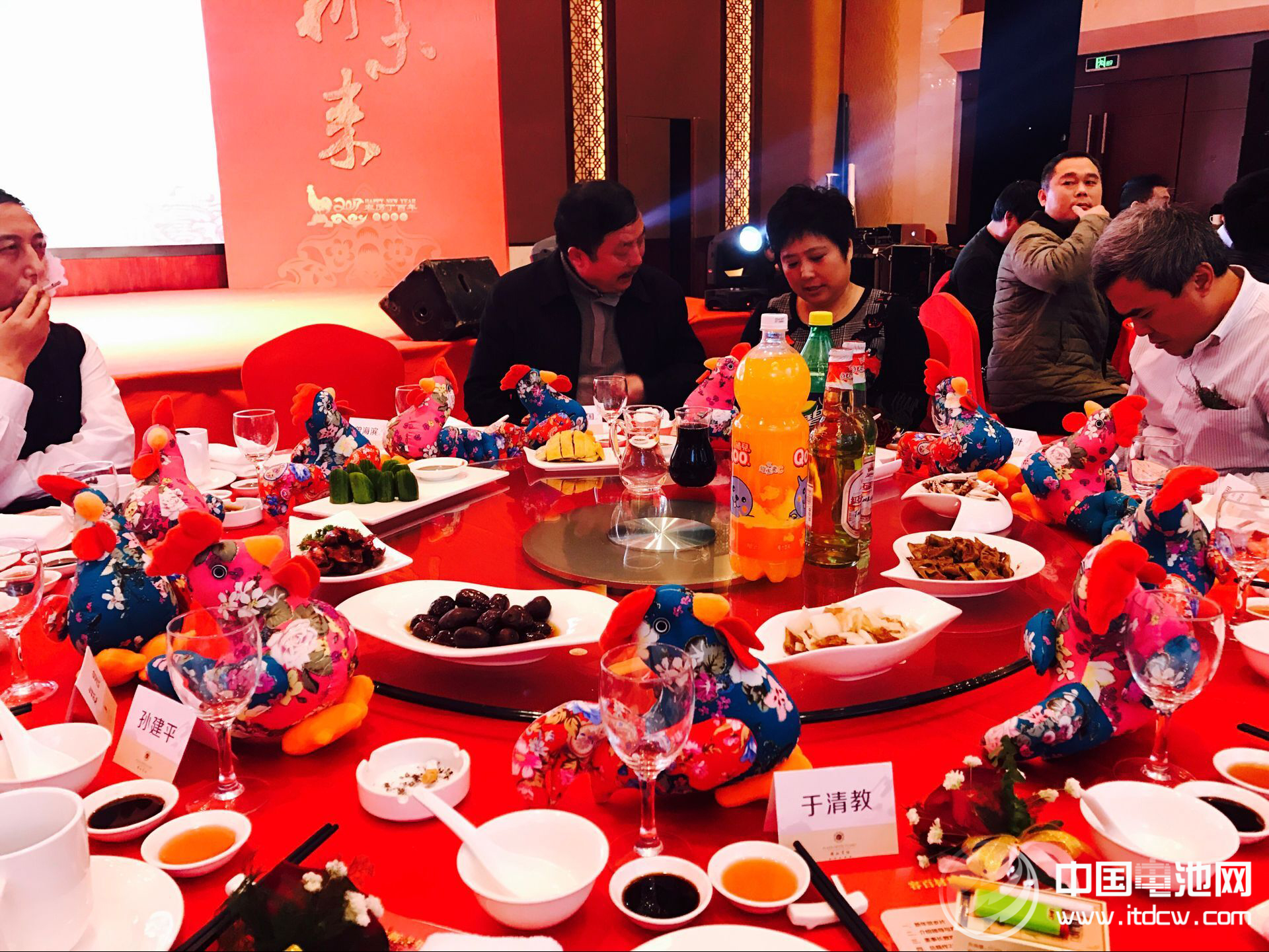 容百材料“同心同行 創(chuàng)新未來(lái)”的2017年新春年會(huì)現(xiàn)場(chǎng)