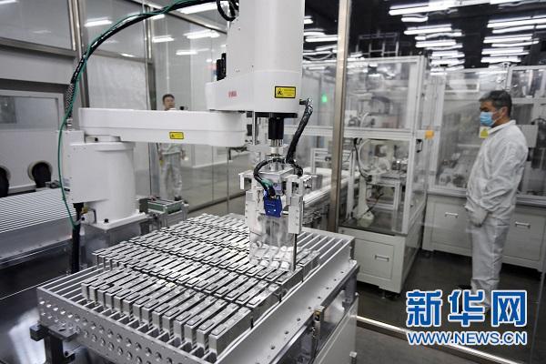 贛鋒鋰業布局鋰電池 投資6億動力電池全自動化生產線試產