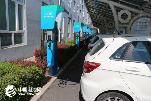 北汽新能源車充電中