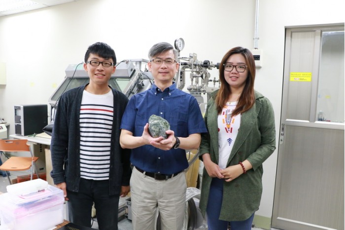 臺灣教授成功研制天然礦電池 比石墨烯更優(yōu)異