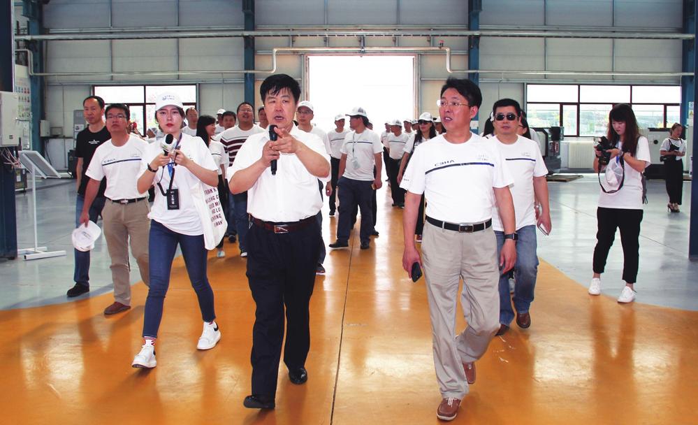 參加電池百人會的企業(yè)家在遼源市汽車改裝有限公司參觀
