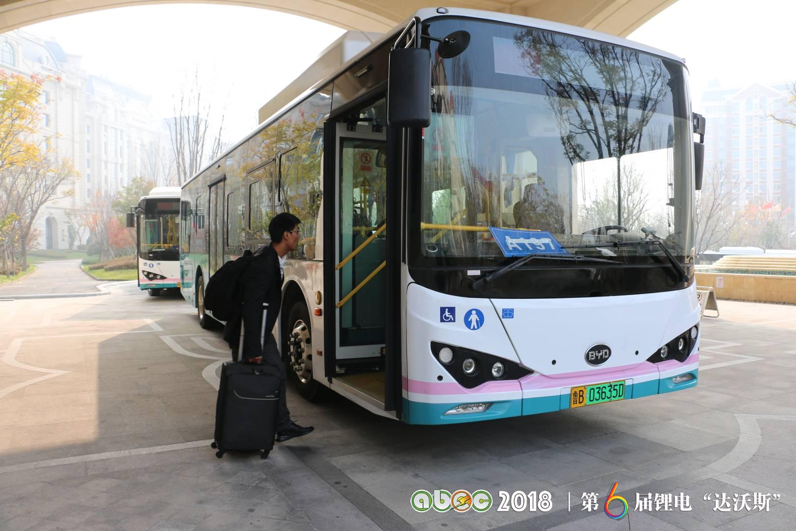 比亞迪助力ABEC2018|鋰電“達(dá)沃斯”組委會圓滿完成接送嘉賓任務(wù)
