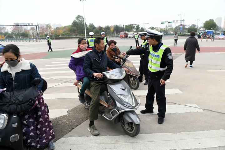 交警在江濱南街與中山北路口對電動車交通違法開展專項整治