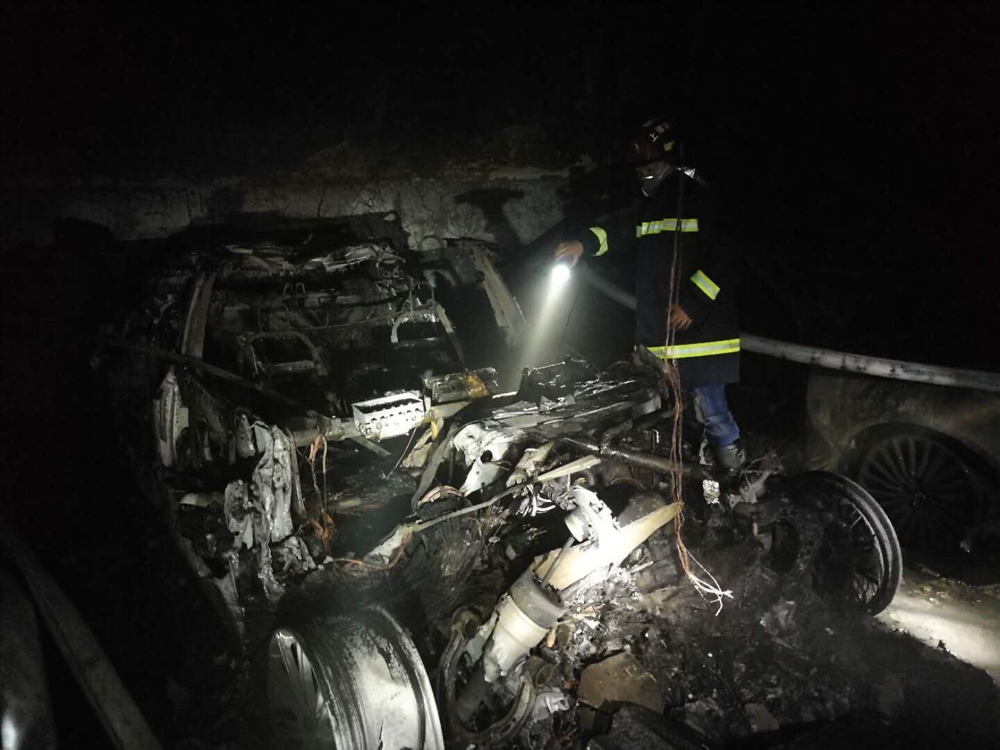 特斯拉爆燃事故累計超50起 馬斯克炮轟松下怠工影響產能