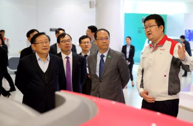 萬(wàn)鋼副主席一行參觀長(zhǎng)城汽車5G智能駕駛展示區(qū)