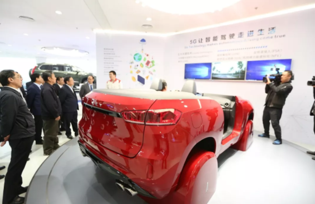 萬(wàn)鋼副主席一行參觀長(zhǎng)城汽車5G智能駕駛展示區(qū)