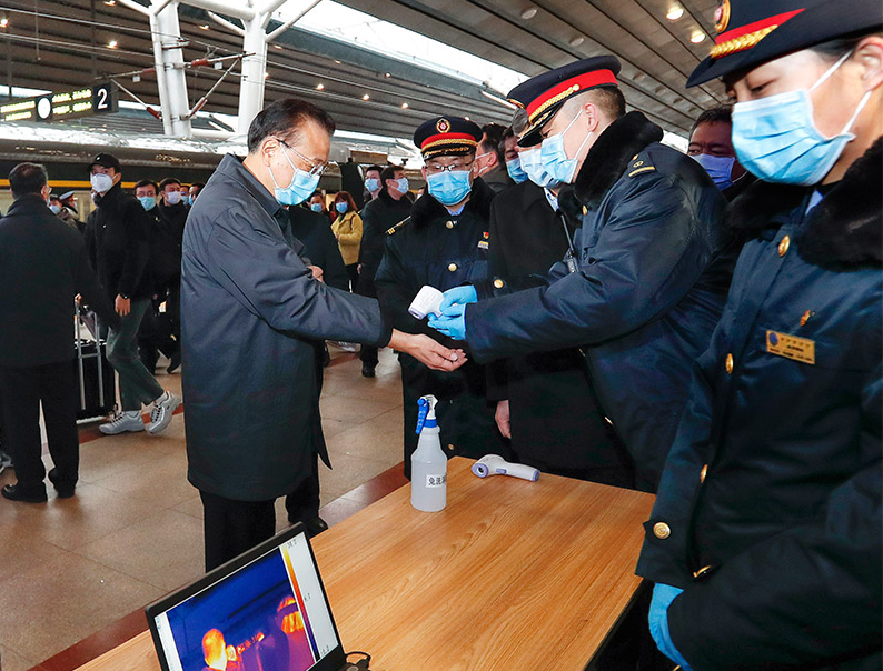 李克強赴北京西站考察有序錯峰返程和新冠肺炎疫情防控工作 圖片來源：中國政府網(wǎng)