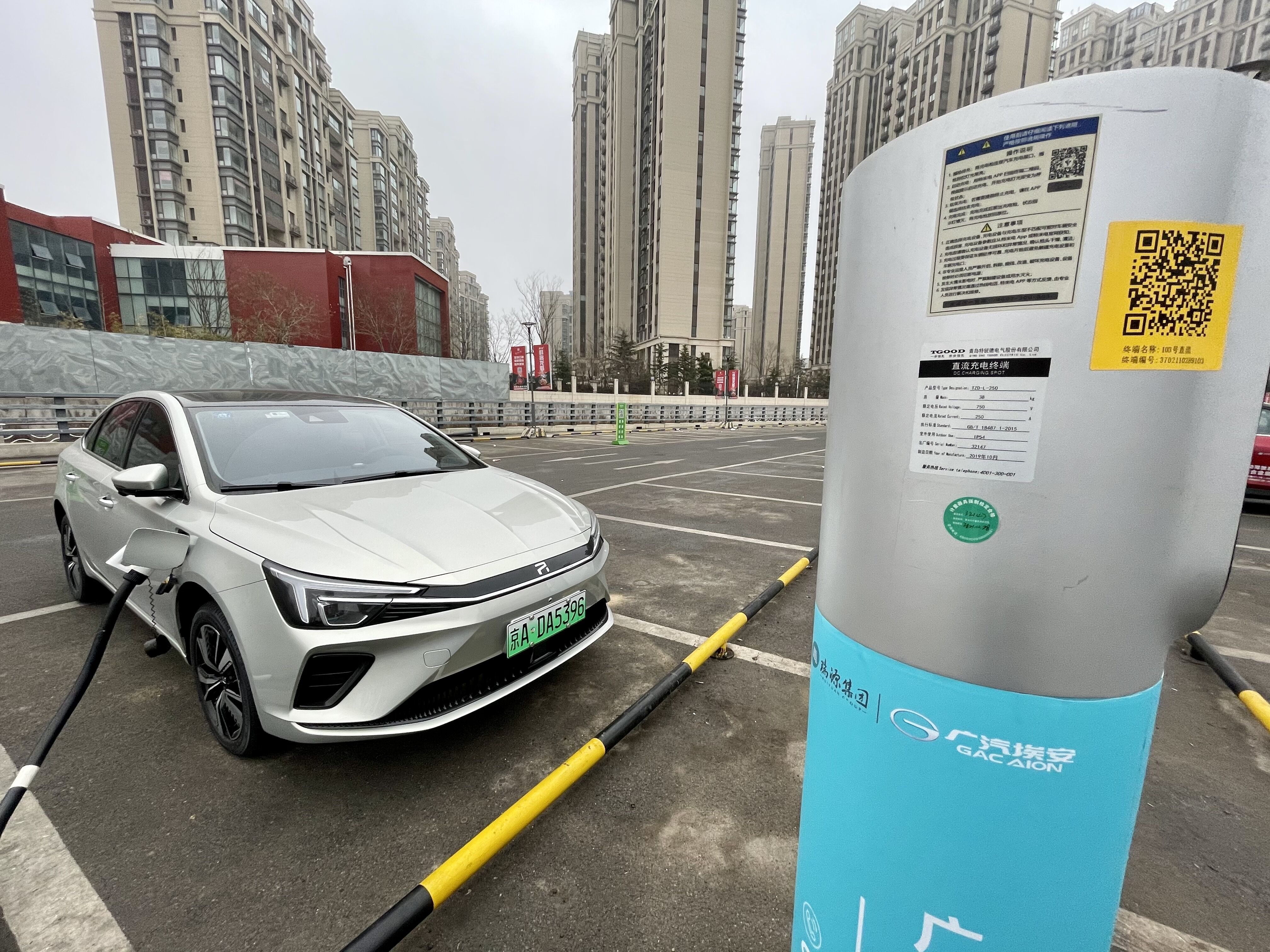 上汽集團R電動車充電中
