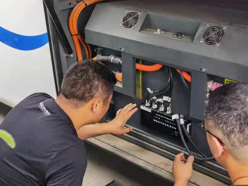國軒售后人員對電池進行檢測 國軒售后人員對電池進行檢測