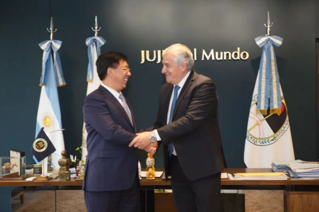 JEMSE總裁菲利普·阿爾博諾茲（Felipe Albornoz）（左）、國軒高科高級副總裁、工研總院院長蔡毅（右）分別代表雙方簽約