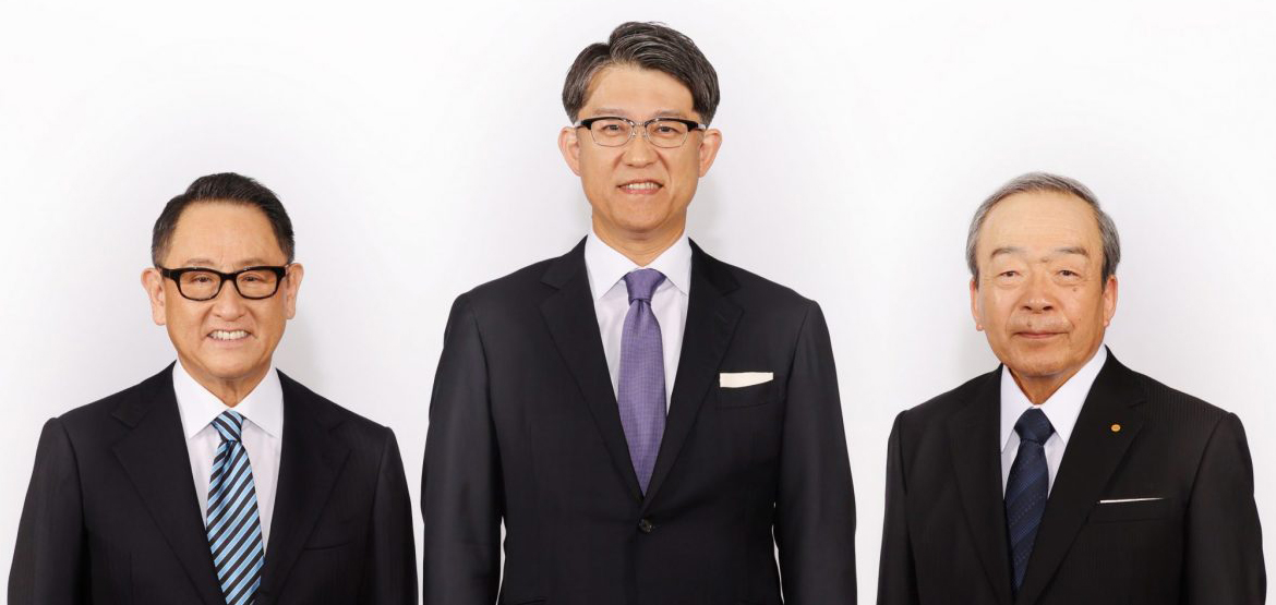自左至右分別為豐田章男、佐藤浩司、內(nèi)山田武 圖片來源：豐田汽車
