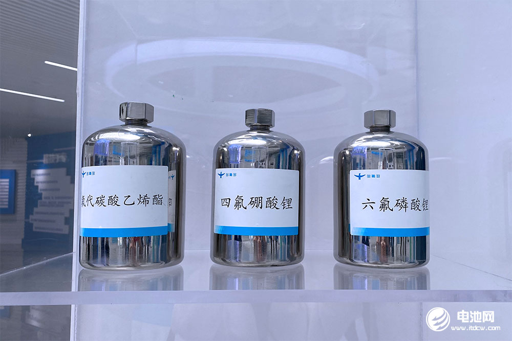 六氟磷酸鋰價(jià)格下探至8萬元/噸 跨界企業(yè)業(yè)績(jī)已出現(xiàn)虧損