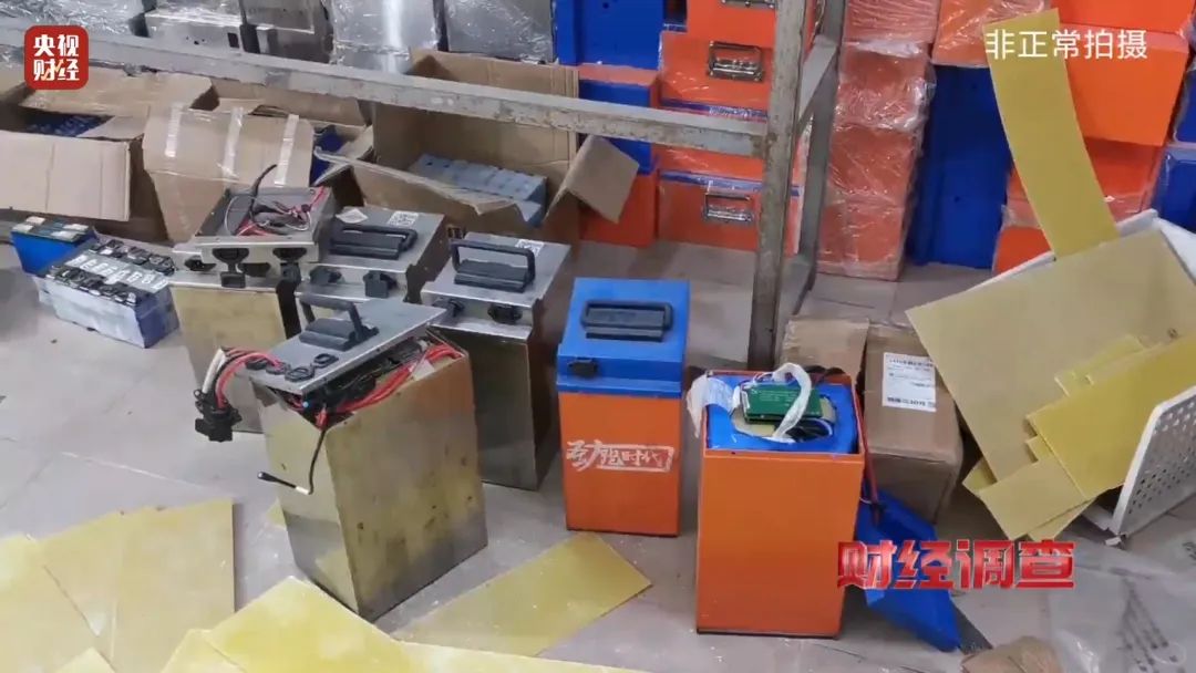 巨大安全隱患！“三無”鋰電池黑作坊，竟藏身居民樓！記者調查現場，突然起火→