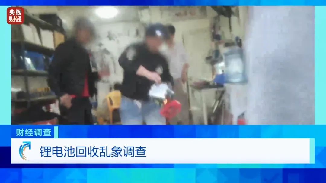 巨大安全隱患！“三無”鋰電池黑作坊，竟藏身居民樓！記者調查現場，突然起火→